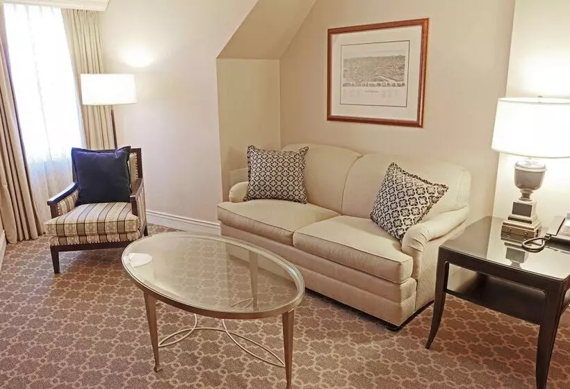 سوییت جونیور, Roanoke & Conference Ctr, Curio Collection By Hilton 
