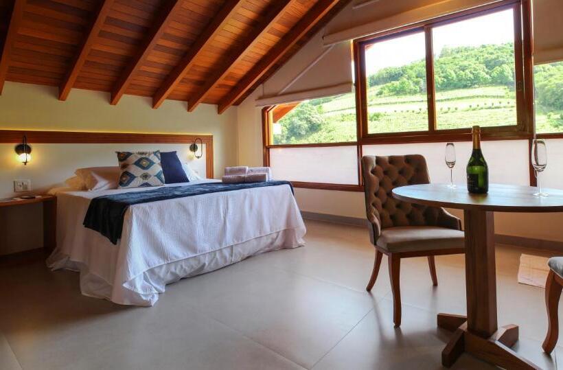 סוויטה עם ג'קוזי, Vinicola E Pousada Peculiare