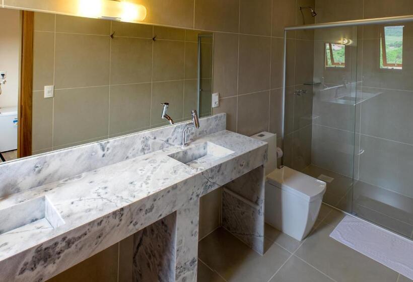 חדר משפחתי, Vinicola E Pousada Peculiare