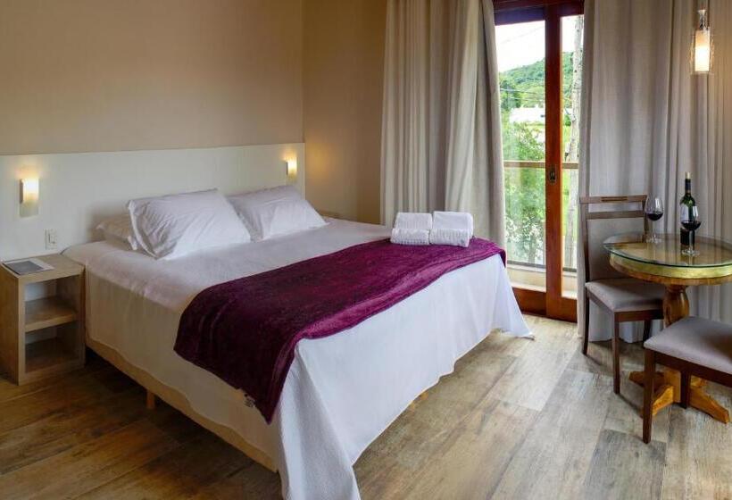 חדר משפחתי, Vinicola E Pousada Peculiare