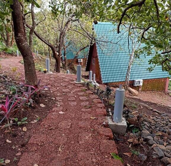 غرفة عائلية مطلّة علي الجبل, Porsu