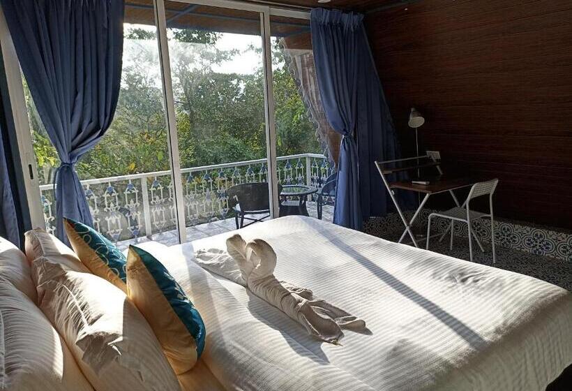 غرفة عائلية مطلّة علي الجبل, Porsu