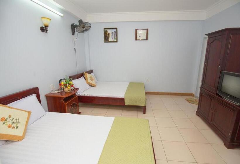 اتاق استاندارد چهارنفره با بالکن, Kiên Cường Hostel