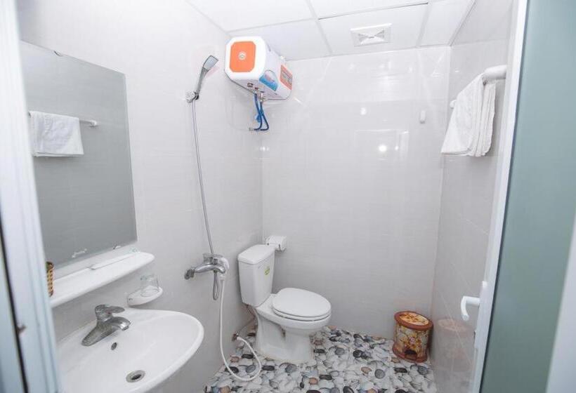 اتاق استاندارد چهارنفره با بالکن, Kiên Cường Hostel