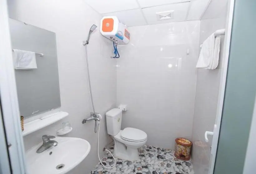 اتاق استاندارد چهارنفره با بالکن, Kiên Cường Hostel
