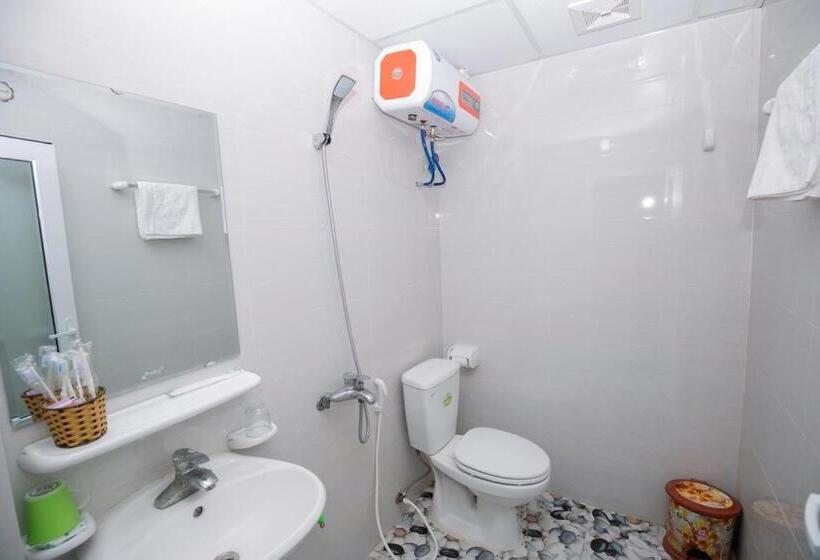 اتاق استاندارد چهارنفره با بالکن, Kiên Cường Hostel