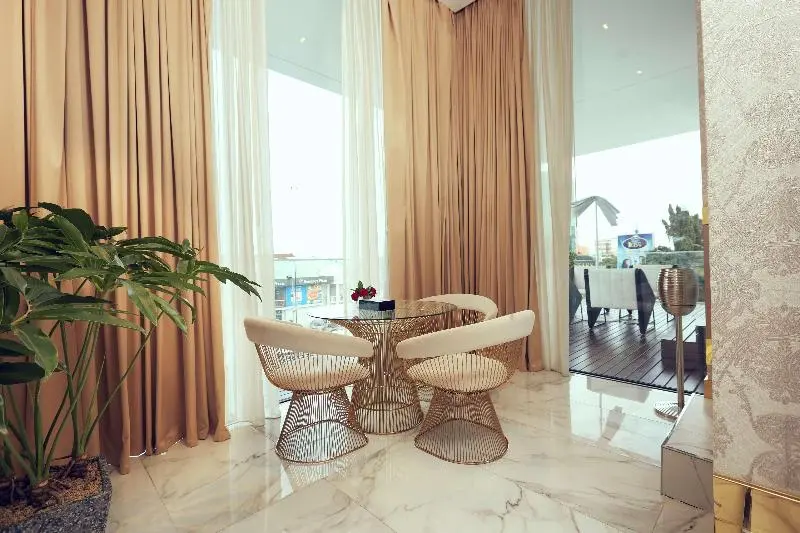 デラックススイート, Number One Oxford Street Hotel & Suites