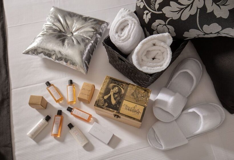 اتاق لوکس, I Fiumi Di Navona