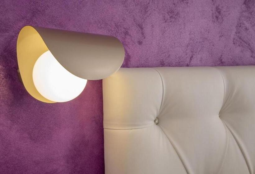 اتاق لوکس, I Fiumi Di Navona