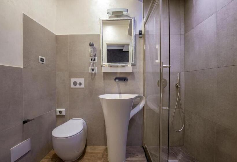 اتاق لوکس, I Fiumi Di Navona