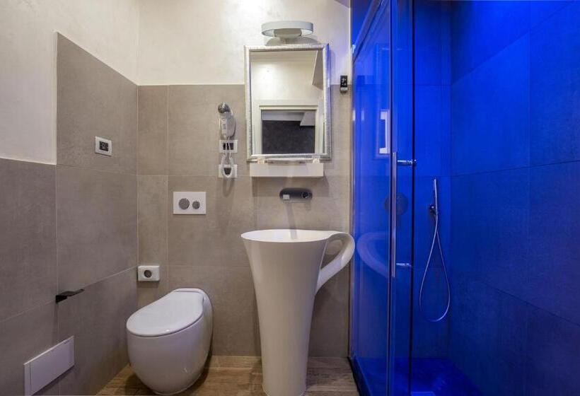 اتاق لوکس, I Fiumi Di Navona