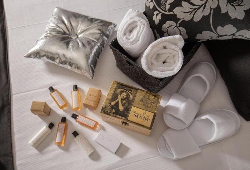 اتاق لوکس, I Fiumi Di Navona