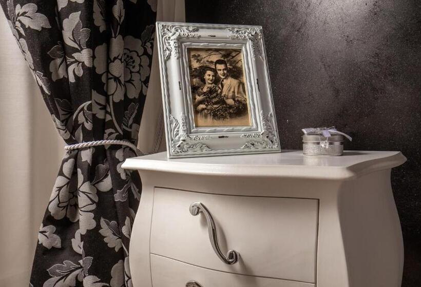 اتاق لوکس, I Fiumi Di Navona