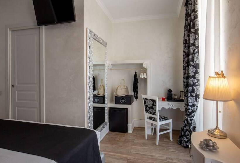 اتاق لوکس, I Fiumi Di Navona