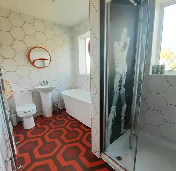 غرفة أساسية, Twentieth Century B&b