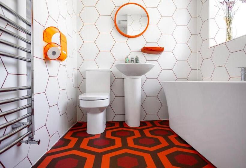 غرفة أساسية, Twentieth Century B&b