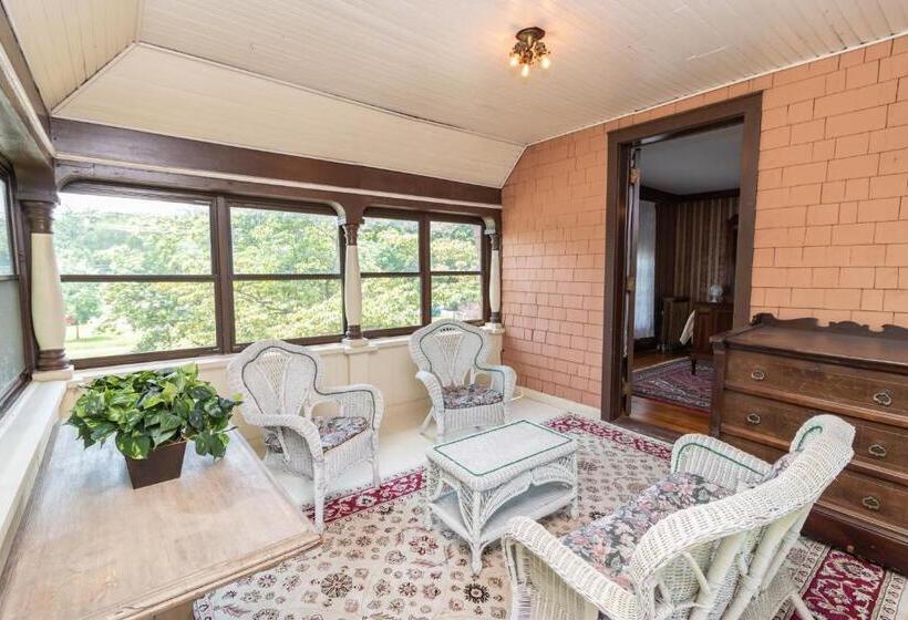 발코니가 있는 스위트, Saratoga Dreams B&b