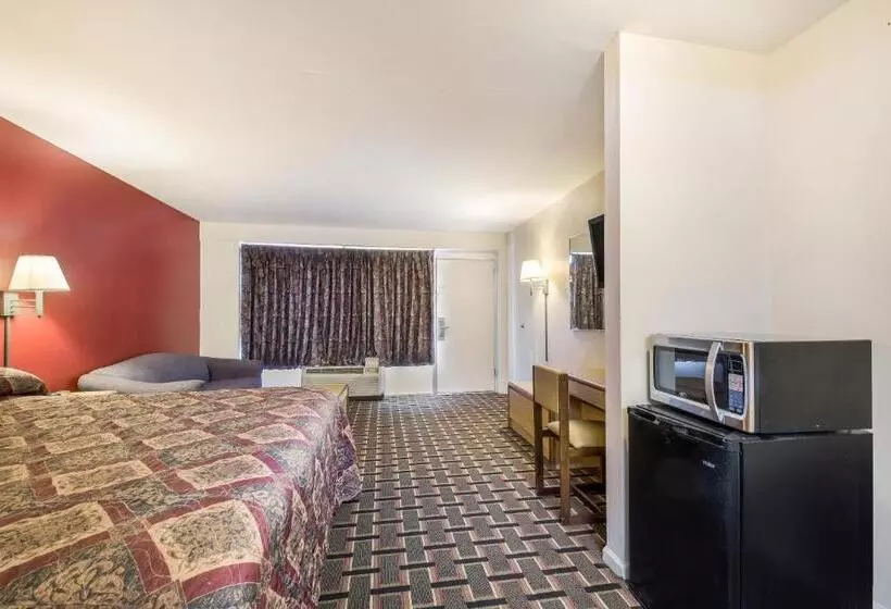 キングサイズベッドのスタンダードルーム, Knights Inn   Cleveland