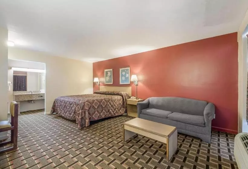 キングサイズベッドのスタンダードルーム, Knights Inn   Cleveland