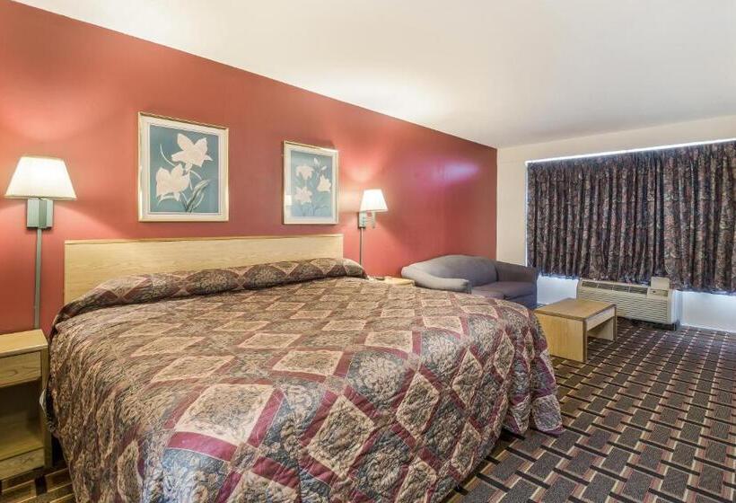 キングサイズベッドのスタンダードルーム, Knights Inn   Cleveland