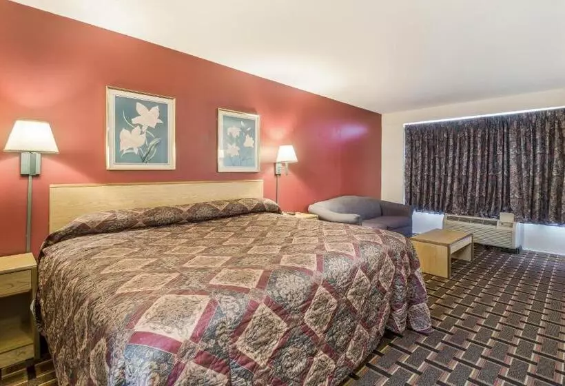 キングサイズベッドのスタンダードルーム, Knights Inn   Cleveland