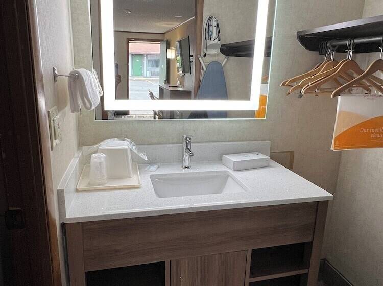 ２ダブルベッドのスタンダードルーム, Days Inn By Wyndham Liverpool Syracuse