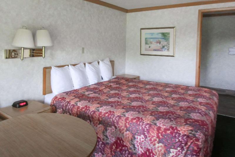 キングサイズベッドのスタンダードルーム, Days Inn By Wyndham Liverpool Syracuse