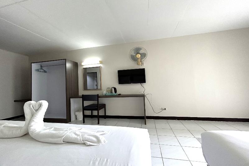 اتاق لوکس سه تخته, Boonchai Mansion