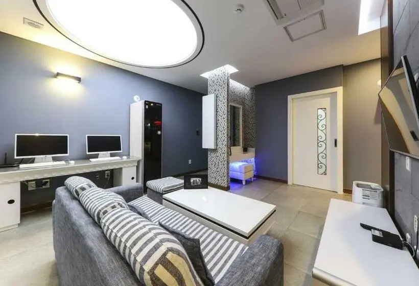 سوییت لوکس, Urban Stay