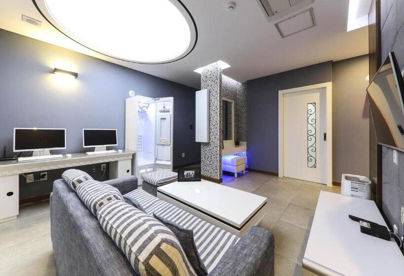 סוויטה דלוקס, Urban Stay