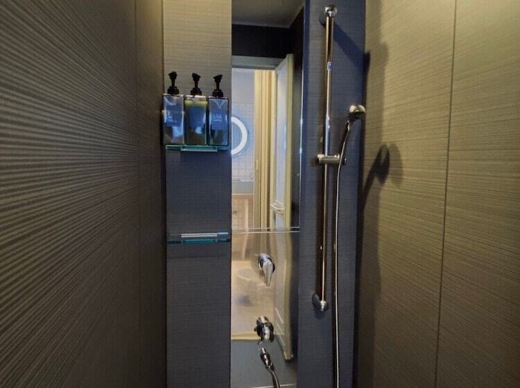 Familienzimmer, Lestel Naha