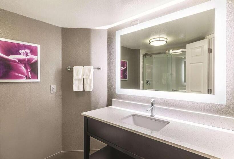 غرفة قياسية سرير كينج, La Quinta By Wyndham Austin At The Domain