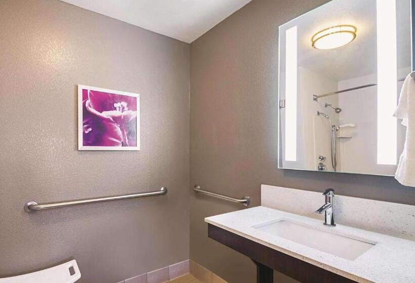 غرفة قياسية سرير كينج لذوى الإحتياجات الخاصة, La Quinta By Wyndham Austin At The Domain