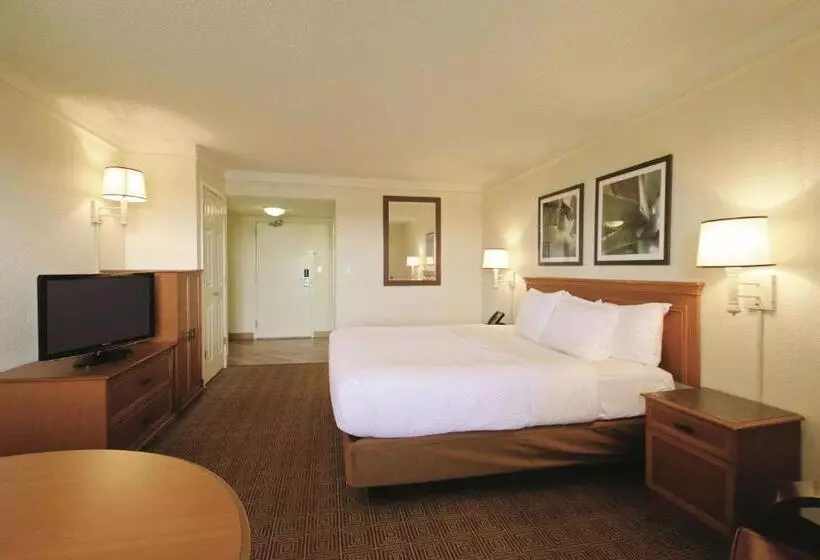 キングサイズベッドのスタンダードルーム, La Quinta By Wyndham Coral Springs University Dr