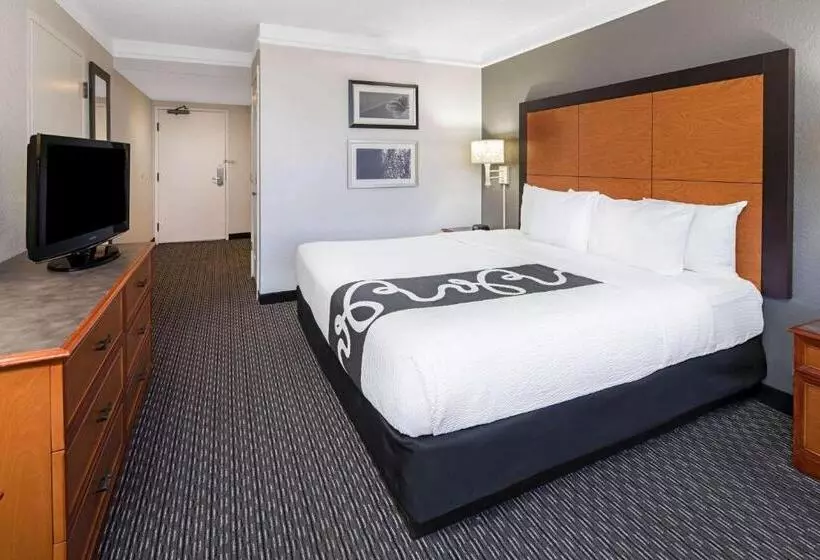 اتاق استاندارد با تخت بزرگ برای معلولان, La Quinta By Wyndham Buena Park