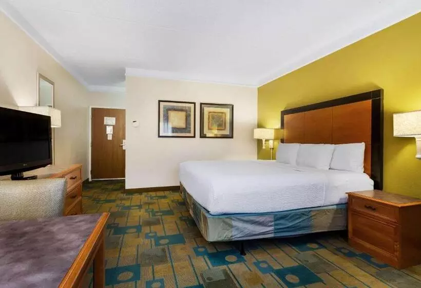 اتاق استاندارد با تخت بزرگ برای معلولان, La Quinta By Wyndham St. Pete Clearwater Airport