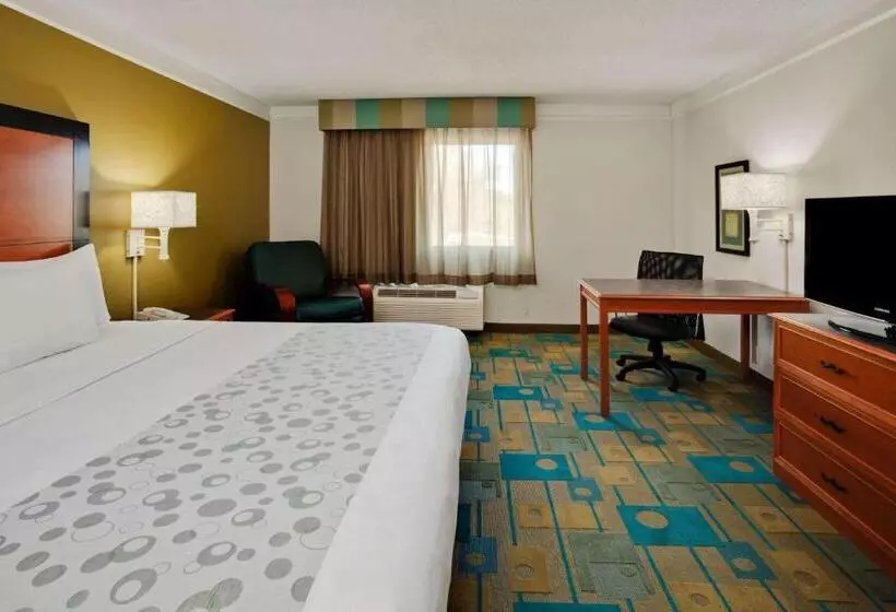 اتاق استاندارد با تخت بزرگ برای معلولان, La Quinta By Wyndham St. Pete Clearwater Airport