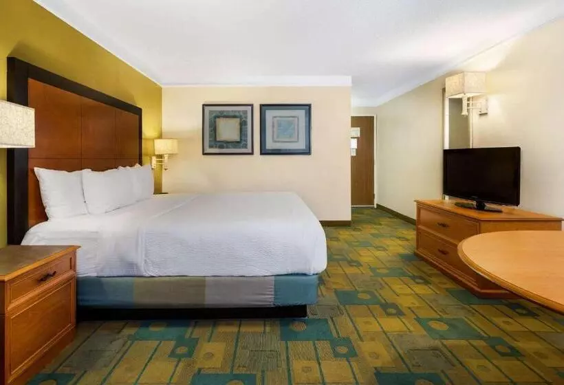 اتاق استاندارد با تخت بزرگ برای معلولان, La Quinta By Wyndham St. Pete Clearwater Airport
