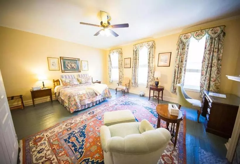 اتاق استاندارد با سرویس بهداشتی مشترک, La Reserve Bed And Breakfast
