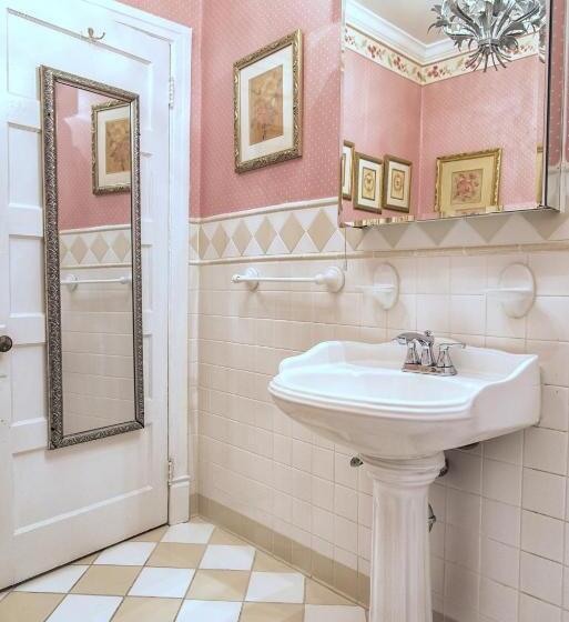 اتاق لوکس با تخت بزرگ, La Reserve Bed And Breakfast