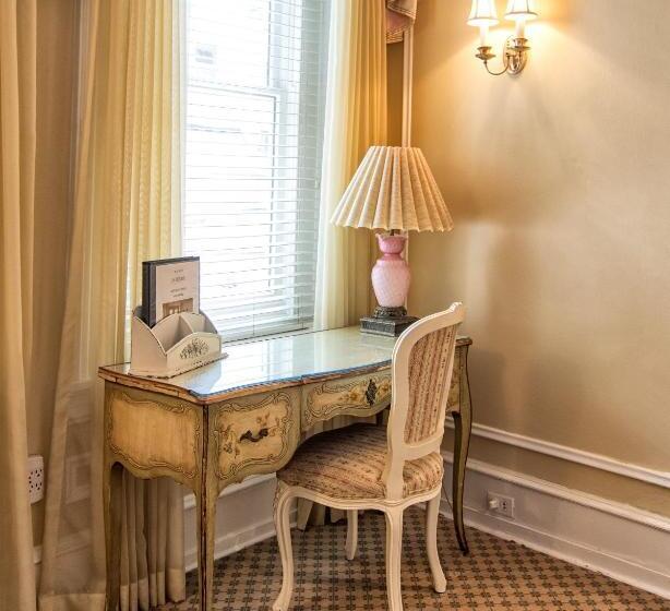 اتاق لوکس با تخت بزرگ, La Reserve Bed And Breakfast