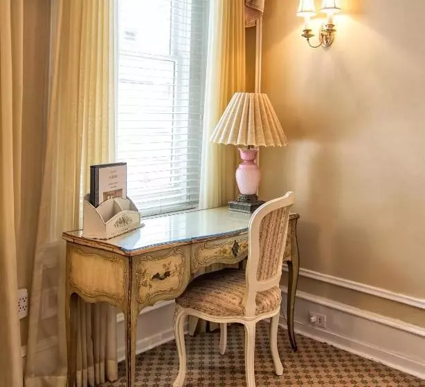 اتاق لوکس با تخت بزرگ, La Reserve Bed And Breakfast
