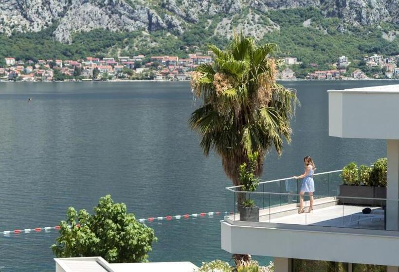 سوئیت با چشم‌انداز دریا و هیدروماساژ, Hyatt Regency Kotor Bay Resort