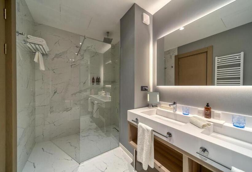 سوئیت با چشم‌انداز دریا و هیدروماساژ, Hyatt Regency Kotor Bay Resort