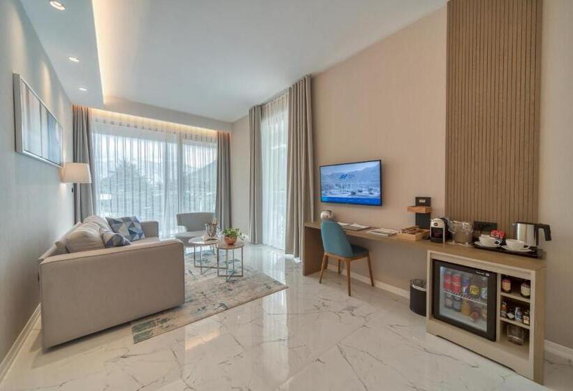 سوئیت با چشم‌انداز دریا و هیدروماساژ, Hyatt Regency Kotor Bay Resort