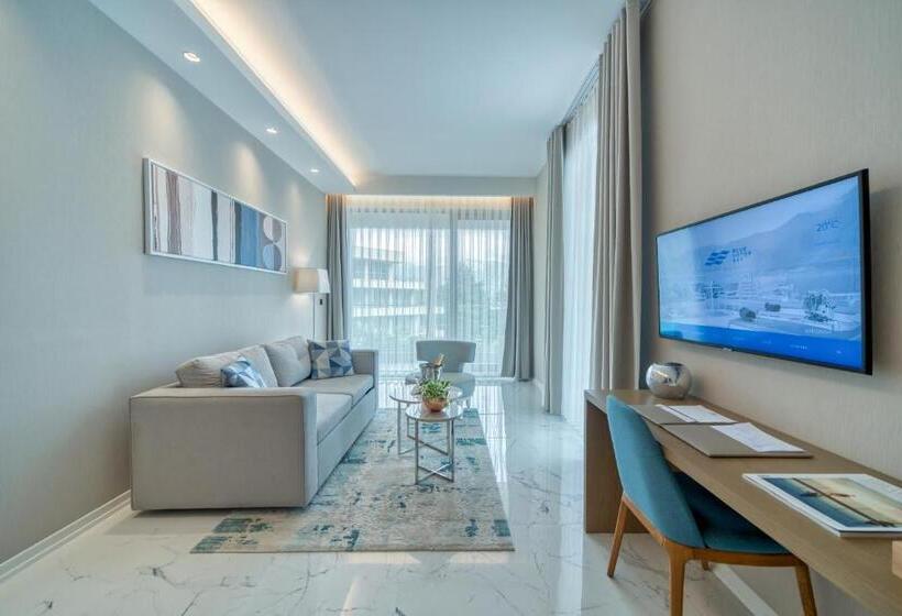 سوئیت با چشم‌انداز دریا و هیدروماساژ, Hyatt Regency Kotor Bay Resort