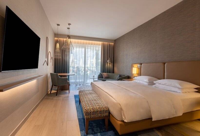 اتاق لوکس با چشم‌انداز استخر, Hyatt Regency Kotor Bay Resort
