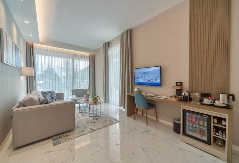 سوئیت با چشم‌انداز دریا و هیدروماساژ, Hyatt Regency Kotor Bay Resort