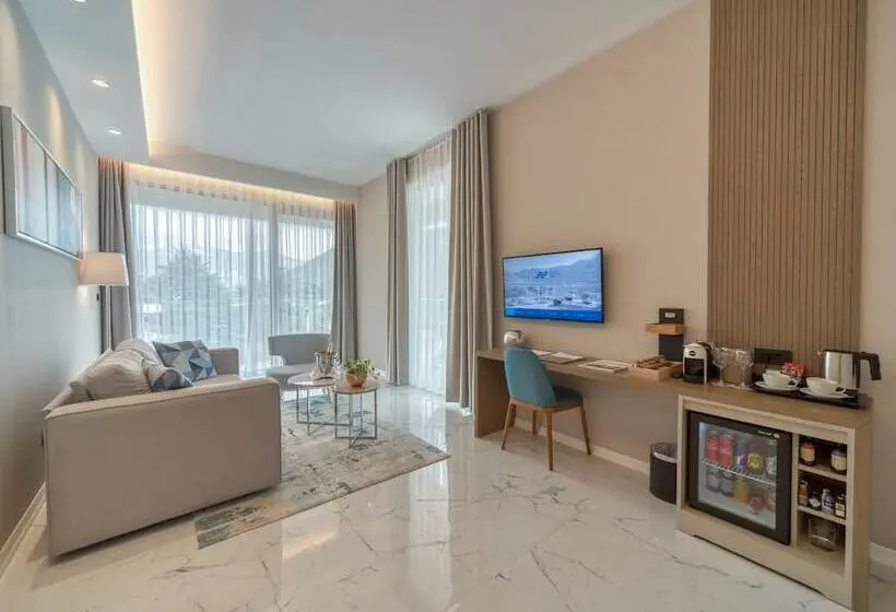 سوئیت با چشمانداز دریا و هیدروماساژ, Hyatt Regency Kotor Bay Resort
