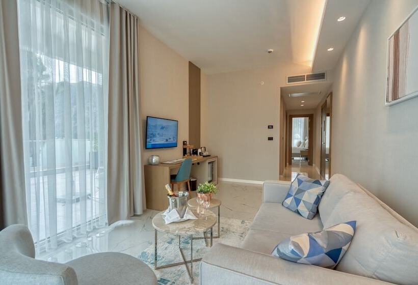 سوئیت با چشم‌انداز دریا و هیدروماساژ, Hyatt Regency Kotor Bay Resort